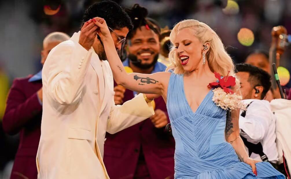 Ricky Martin (arriba) se sumó al tributo a Puerto Rico, al igual que Lady Gaga, quien mostró candela en la versión latina de “Die with a smile”, luciendo la Flor de Maga, símbolo de la isla. Fotos: AFP y AP