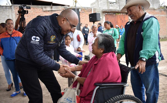 El alcalde de Querétaro, Marcos Aguilar Vega, recordó que hay muchas colonias en el municipio donde se debe de invertir para que las condiciones se equilibren y que no haya unas con infraestructura muy superior. (ESPECIAL)