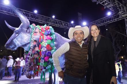 Celebran con estatua al Buey en Corregidora; animal emblemático de las fiestas de El Pueblito