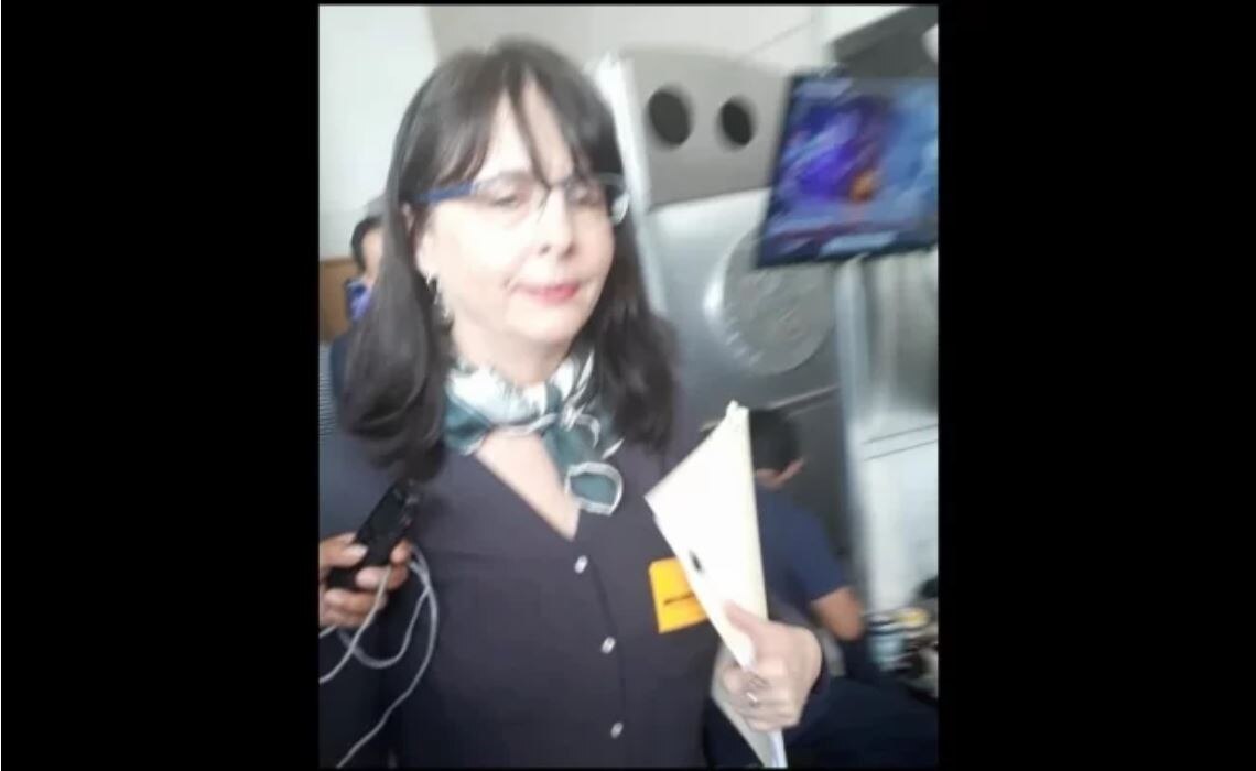 Directora de Conacyt huye ante preguntas por comedor de 15 mdp