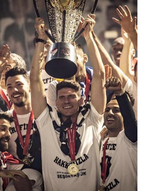 Mario Gómez huye de Turquía