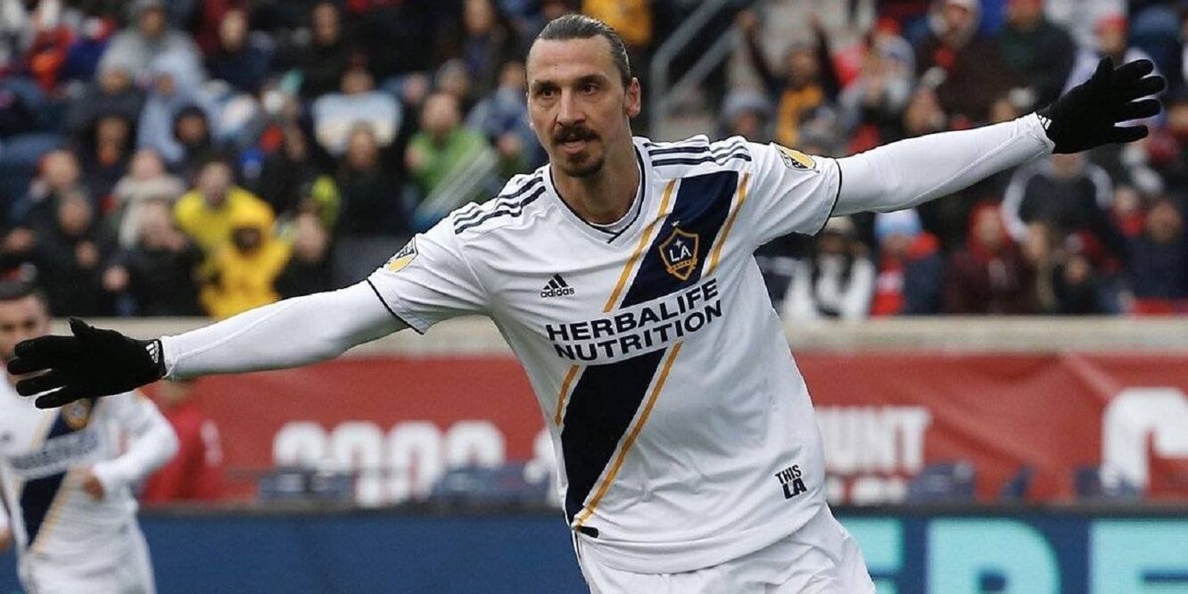 El gol llegó en el ultimo minuto del primer tiempo, con un cabezazo del sueco. / FOTO: TWITTER @LAGALAXY