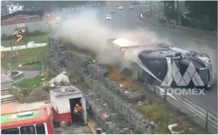 Captan volcadura de tráiler en la autopista México-Toluca; reportan lesionados