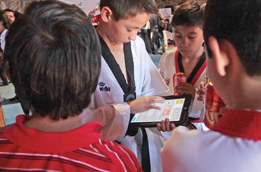 Niños dedican su tiempo a internet