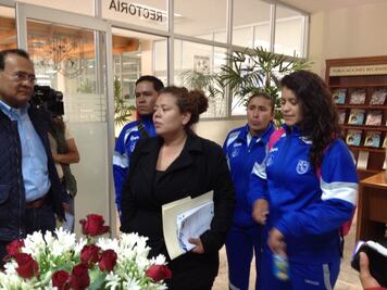 Esperan alumnos ser recibido por el rector de la UAQ