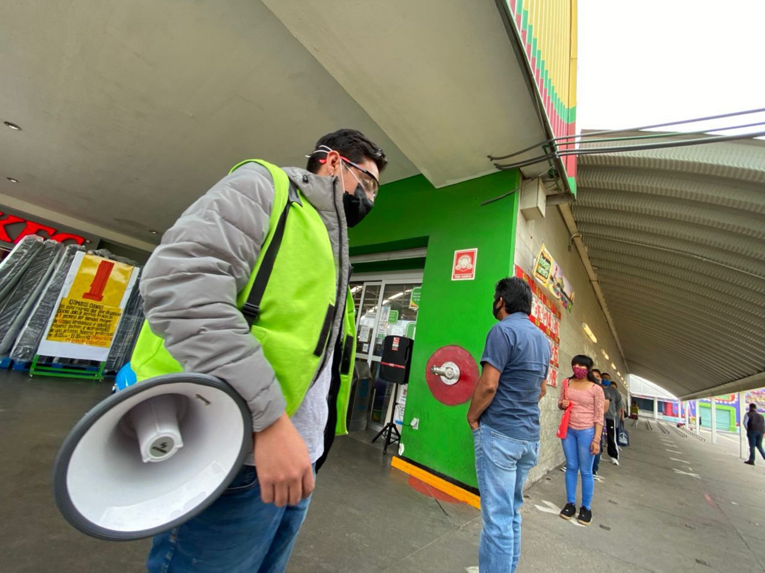 Queretanos se rehúsan a acatar reglas de salud en supermercados