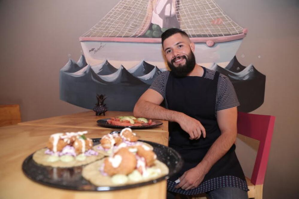 Eduardo estudió gastronomía en Puebla, y desde entonces pensó en tener un lugar en donde los mariscos tuvieran un toque especial, diferente y por supuesto delicioso (FOTOS: GONZALO IBÁÑEZ. EL UNIVERSAL)