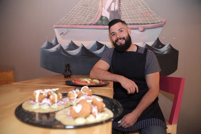 Eduardo estudió gastronomía en Puebla, y desde entonces pensó en tener un lugar en donde los mariscos tuvieran un toque especial, diferente y por supuesto delicioso (FOTOS: GONZALO IBÁÑEZ. EL UNIVERSAL)