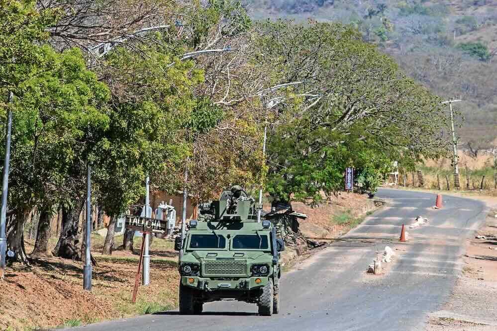 Soldados del Ejército Mexicano a bordo de un vehículo blindado Ocelotl patrullan una carretera tras una ola de violencia en la ciudad de Aguililla, en Tierra Caliente, el 24 de febrero pasado. Foto: AFP