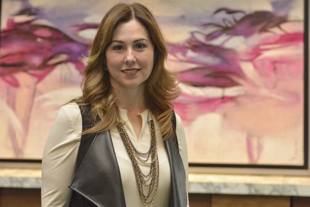 Le apasiona pintar y cuando se da la oportunidad, viajar, "además de disfrutar a mis hijos y a mi familia".