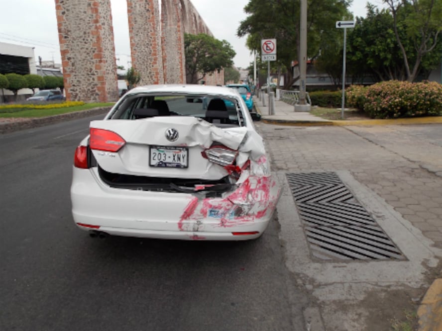 Choca camión contra tres autos