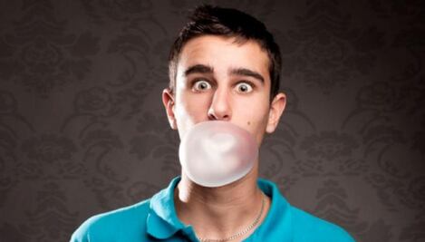 ¿Es verdad que los chicles se pegan al estómago si te los comes?