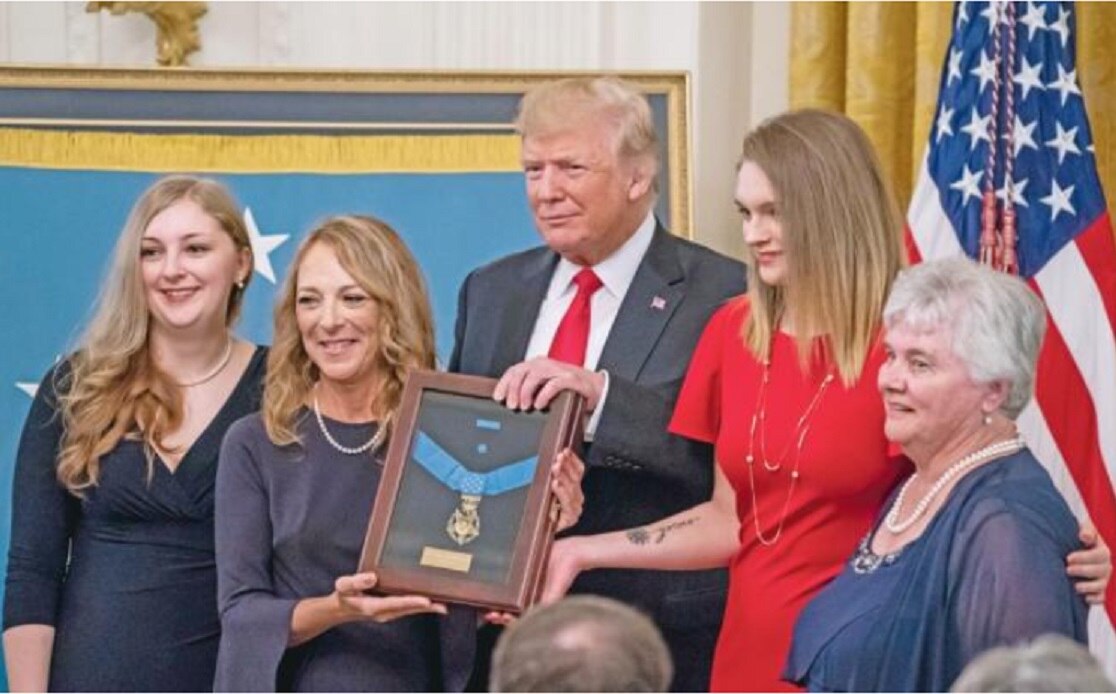 El presidente Donald Trump entrega la Medalla de Honor a Valerie Nessel (segunda izq.), viuda del sargento John Chapman. Es la primera vez que se da este reconocimiento desde la Guerra de Vietnam. (JIM LO SCALZO. EFE)
