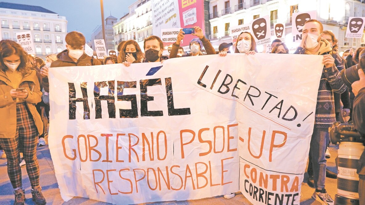 La calle habla. Miles en España exigen la liberación del rapero Hasél