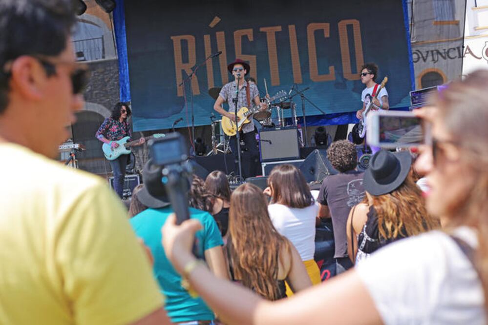 Costera puso fin al primer bloque de conciertos, en el que se ecucharon muchos acordes de rock alternativo. Entre los demás invitados destaca la presencia de Sariñana, Kinky, Rey Pila y Salón Acapulco. (FOTOS: GONZALO IBAÑEZ. EL UNIVERSAL)