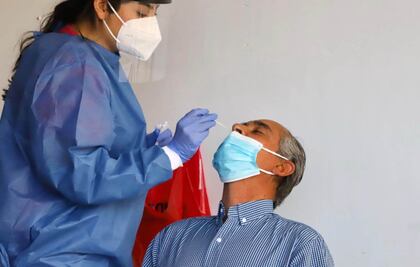 Desciende a 16% la positividad de pruebas Covid