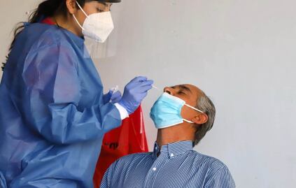 Desciende a 16% la positividad de pruebas Covid