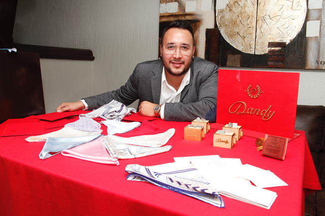 Siéntete Dandy, la elegancia se porta en cada pañuelo