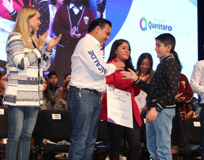 Darán becas de 2 mil 600 pesos a estudiantes de prepa