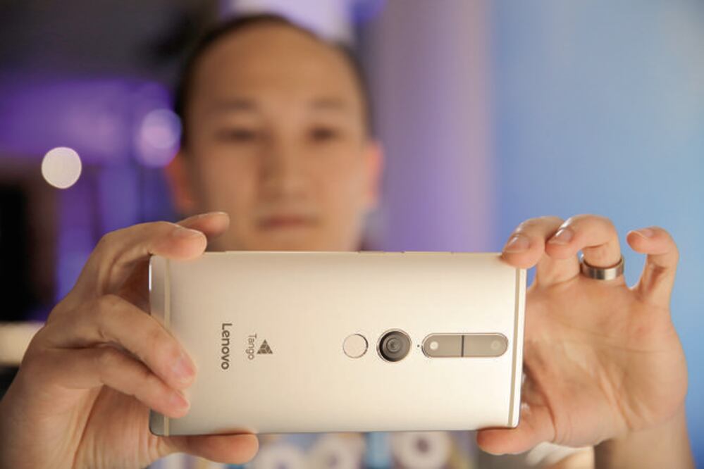 En México, la venta de los smartphone Lenovo continuará hasta agotarse los dispositivos distribuidos; sólo en la India se seguirán comercializando (ARCHIVO EL UNIVERSAL)