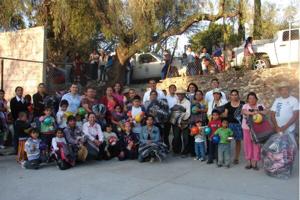 Entrega apoyos de “Campaña Invernal 2012” en Huimilpan