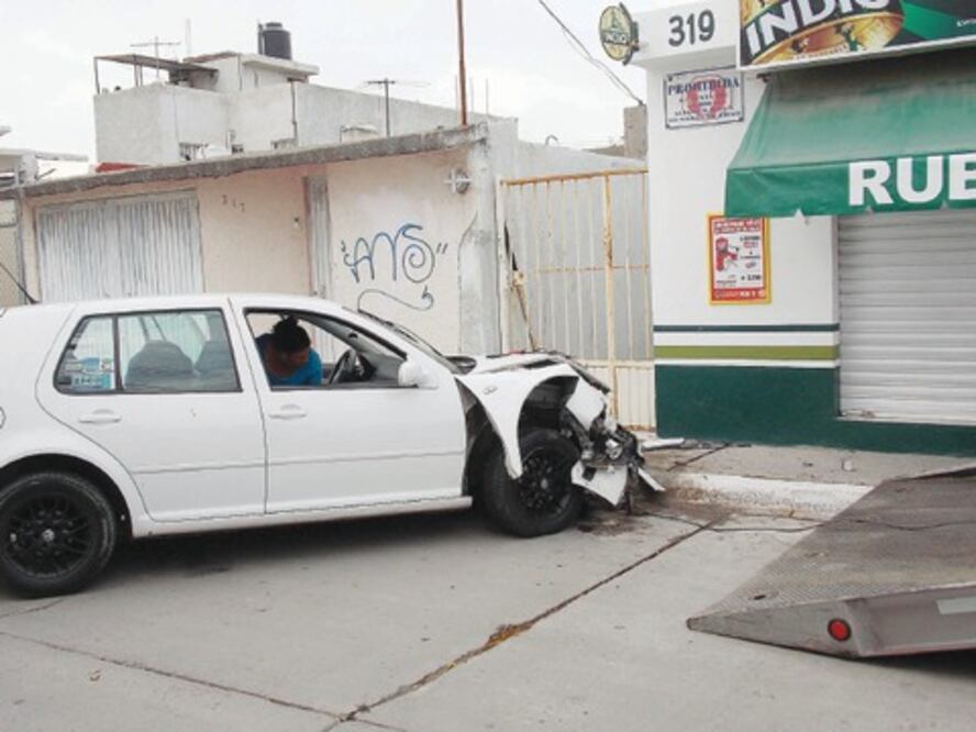 Choca con dos autos  y una casa