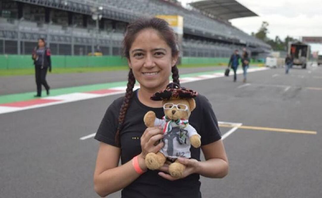 María Martínez arropa a un osito de peluche que ha seguido a la banda en cada ciudad de su actual gira (FOTO: Antonieta Ramos)