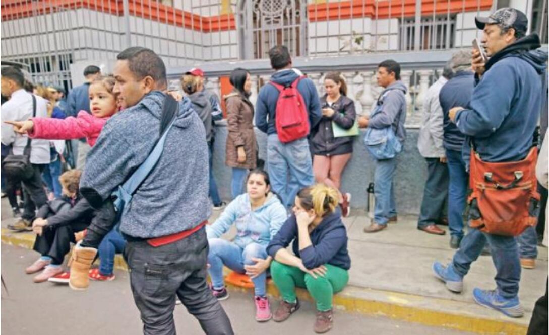 Venezolanos en Perú esperaban ayer afuera de la embajada en Lima, para poder iniciar el proceso de regreso a su país. (MARTÍN MEJÍA. AP)