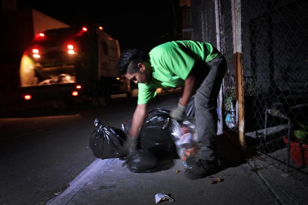 El olor de basura está por todos lados. En un par de botas negras, en una avenida y en un par de guantes.