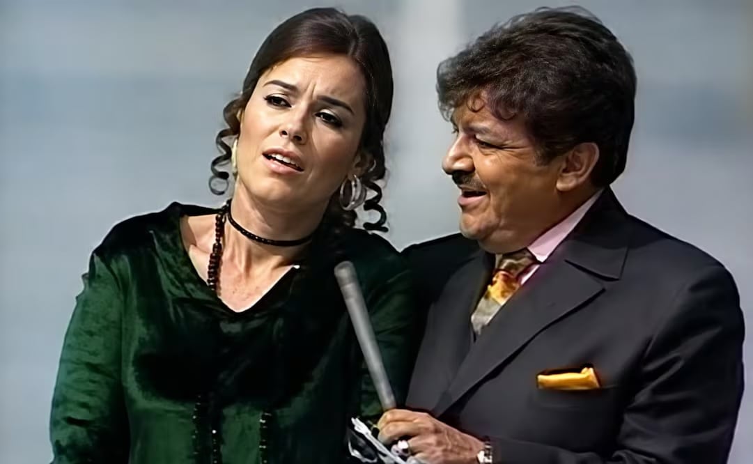 José Alfredo Jiménez y Lucha Villa cantando en la explanada del Estadio Azteca previo al Mundial de 1970.