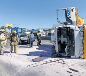Volcadura de pipa provoca desalojo