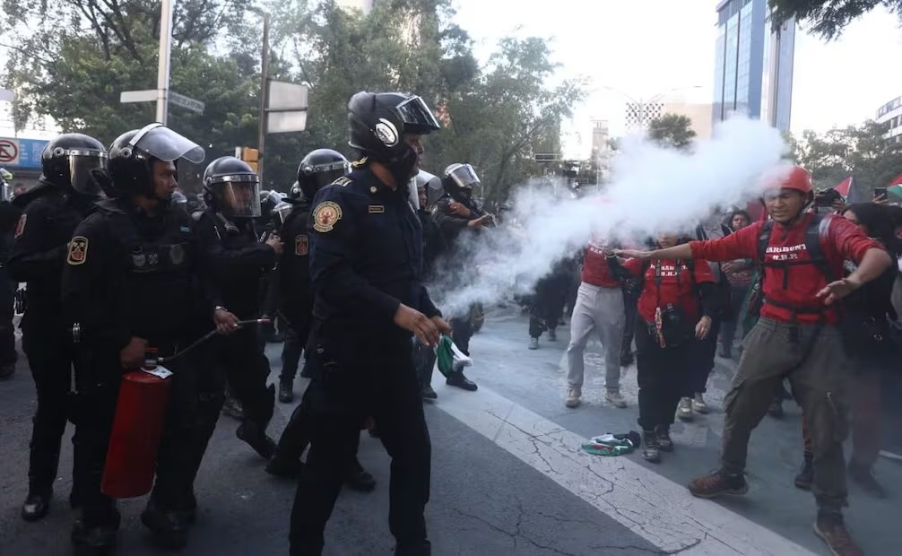 Policías se enfrenta con manifestantes en marcha propalestina. Foto: Gabriel Pano/EL UNIVERSAL