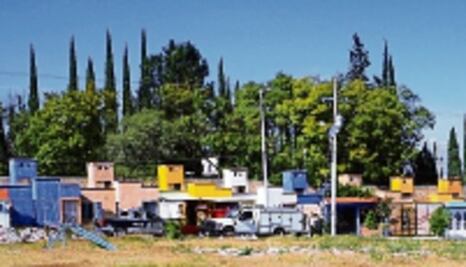 Instalan 3 lámparas en Jardines del Valle