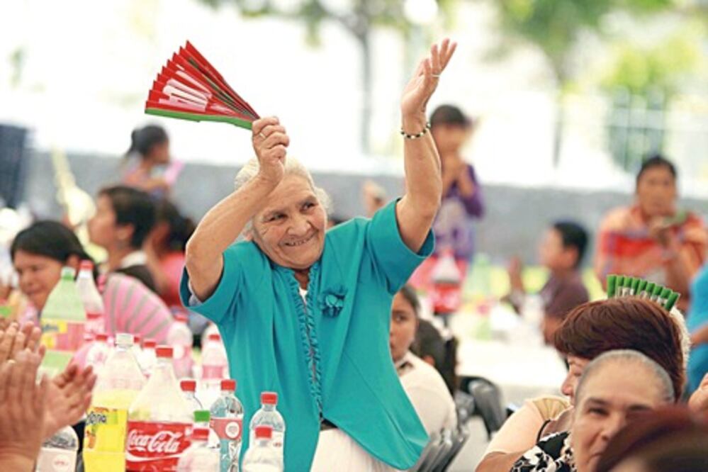 Abanderado tricolor encabeza marcha por Día del Trabajo