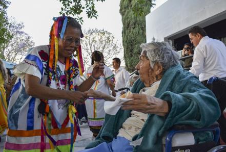 Abuelos, a la espera de una taza de café 