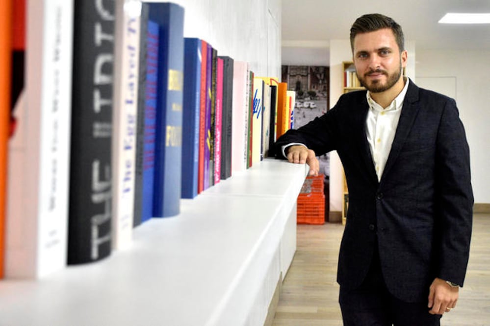 Moisés Cosío en su oficina, a un lado de una obra de la artista Agnieszka Kurant (ALONSO ROMERO. EL UNIVERSAL)