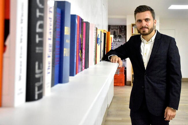 Moisés Cosío en su oficina, a un lado de una obra de la artista Agnieszka Kurant (ALONSO ROMERO. EL UNIVERSAL)