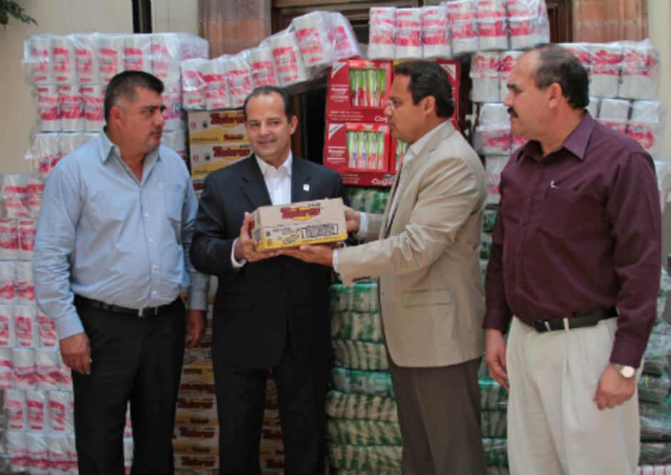 Dona Congreso despensas para damnificados