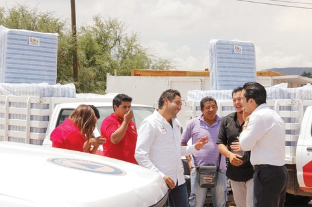 Entregan camas en SJR a damnificados por tromba