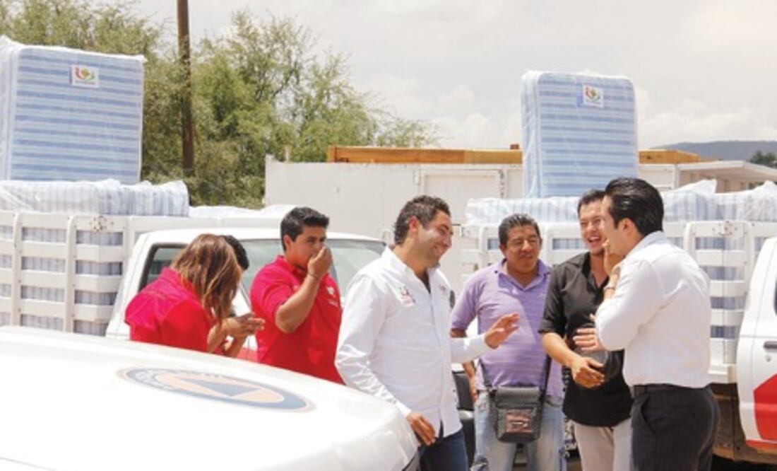 Entregan camas en SJR a damnificados por tromba