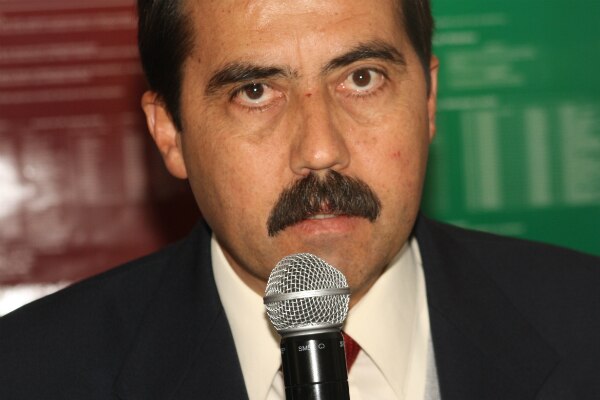 Llama De la Isla a denunciar abusos