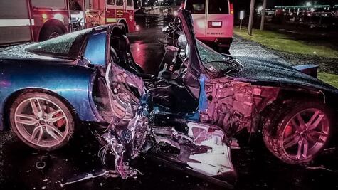 Pierde la vida, joven estrella su coche deportivo contra un poste 