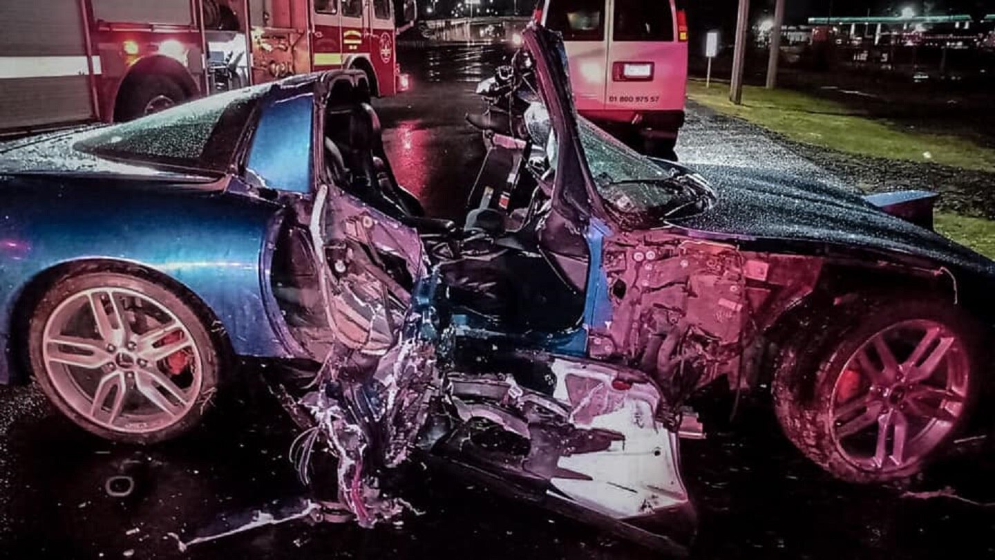 Pierde la vida, joven estrella su coche deportivo contra un poste