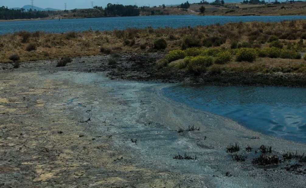 Vecinos de las comunidades que se encuentran alrededor de La Presa Ignacio Ramírez en Almoloya de Juárez, piden se rescate este cuerpo de agua que ha sido contaminado por muchos años por la descarga de aguas residuales (24/04/24). Foto: Crisanta Espinosa/ Cuartoscuro