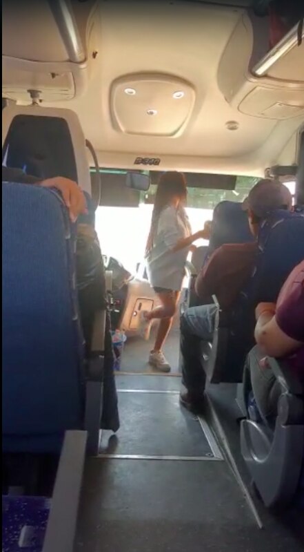Chofer con pasaje, frena y baja a comprar un frapé en plena carretera 57, en Querétaro 