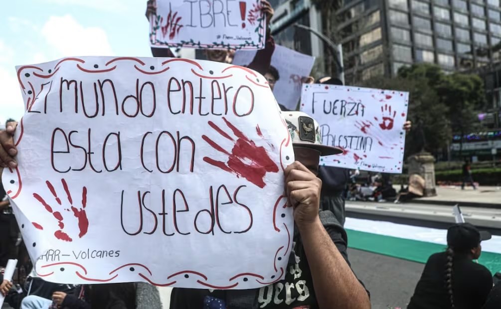 Colectivos pro Palestina marchan hacia la embajada de Estados Unidos en México (7/10/2025). Foto: Gabriel Pano / EL UNIVERSAL