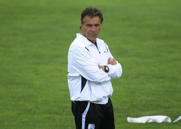 De los Cobos, molesto con el arbitraje