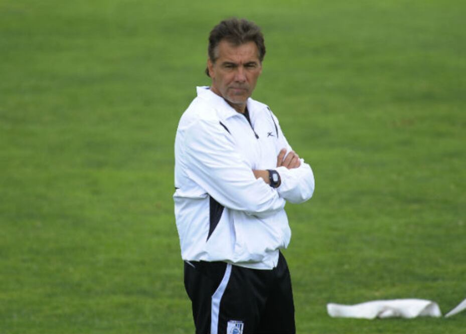 De los Cobos, molesto con el arbitraje