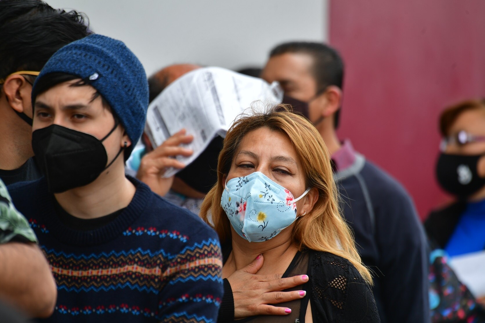 Un desorden la vacunación de la Generación X; los mayores de 40 años se quejan de largas esperas 