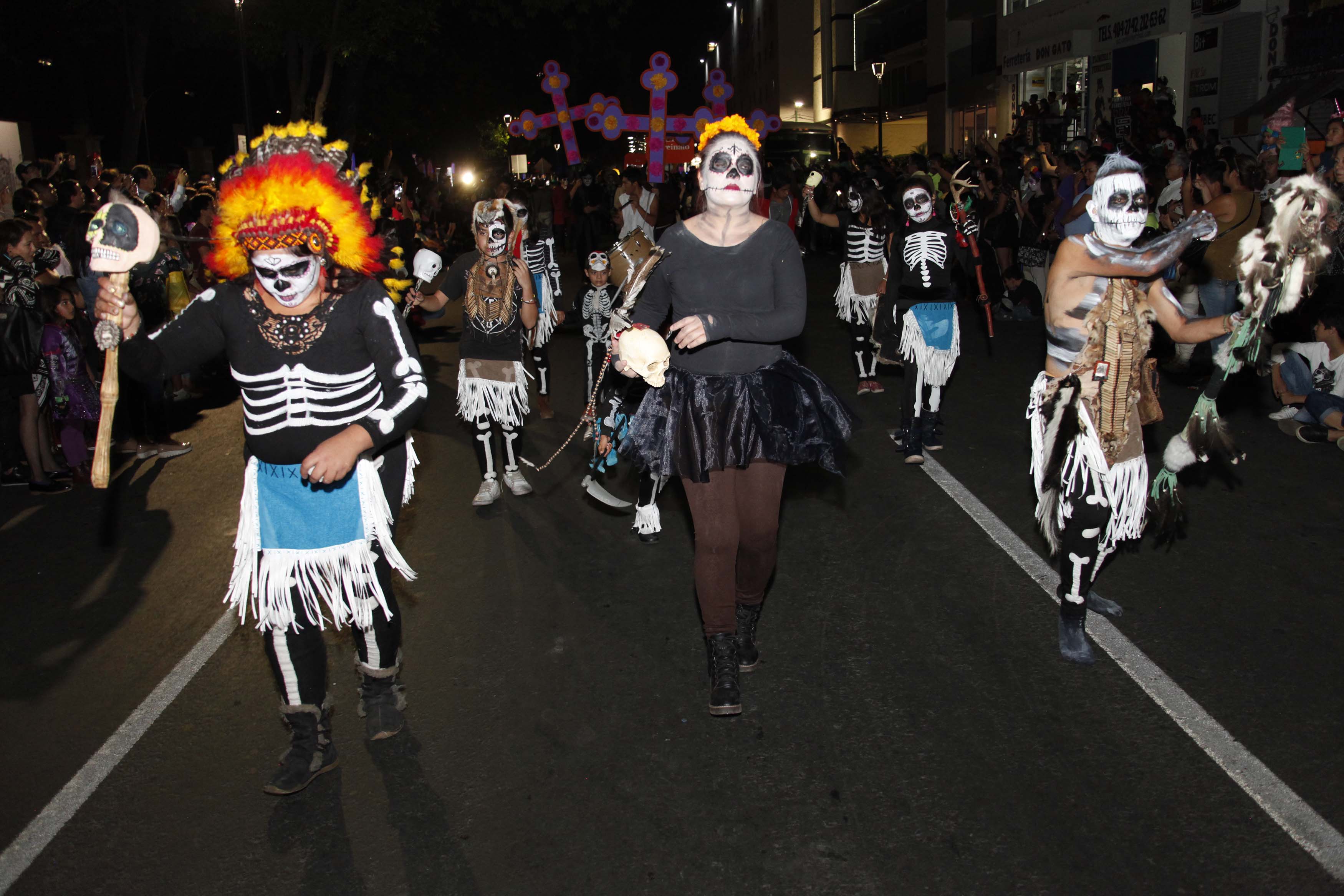 Celebran a los muertos con desfile